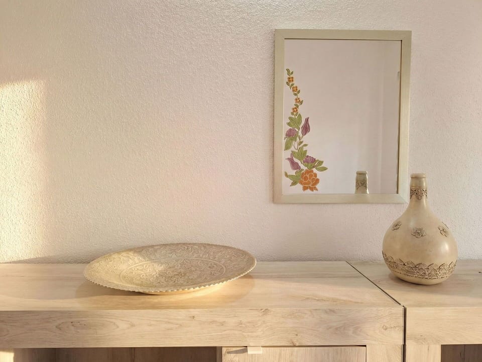Wall, Flowerpot, Natural Material, Picture Frame, Houseplant, Plaster, Porcelain, Vase, Ceramic