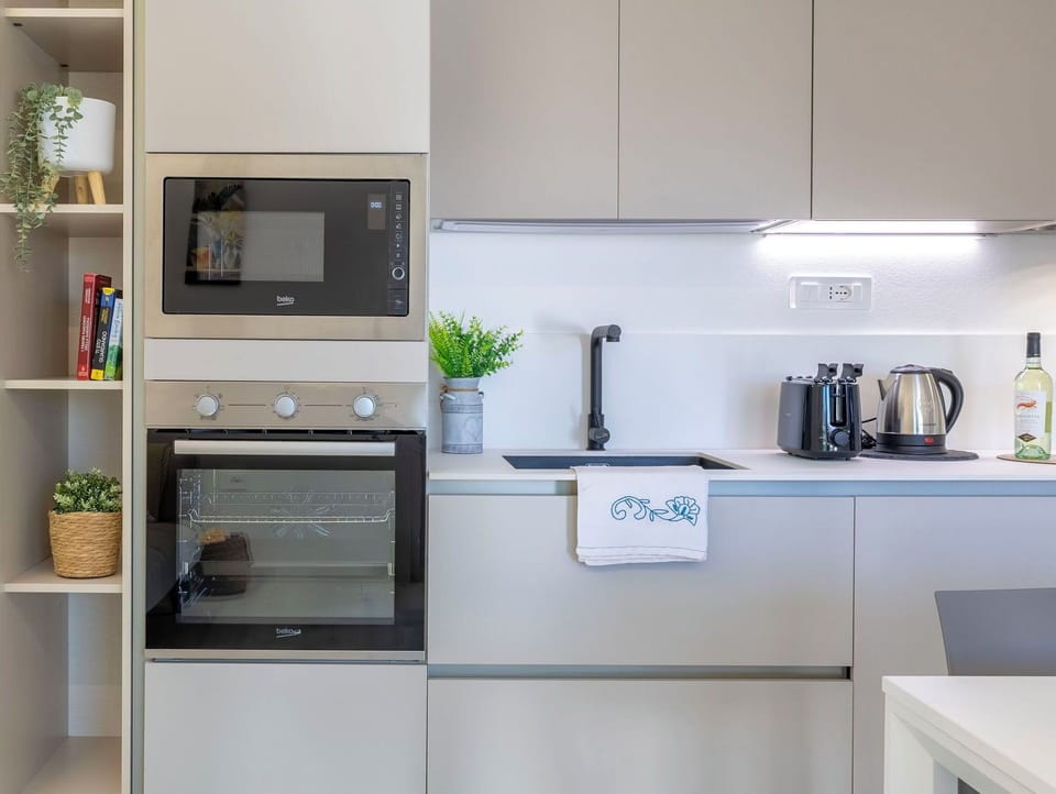 Kitchen Appliance, Kitchen, Countertop, Cabinetry, Major Appliance, Home Appliance, Interior Design, Furniture, Wood, Small Appliance