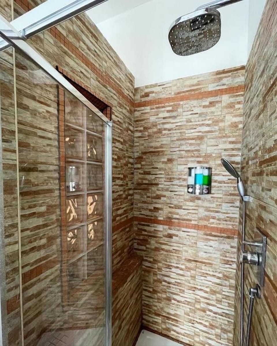 Superior Double Room | Bathroom | Shower, free toiletries, hair dryer, bidet