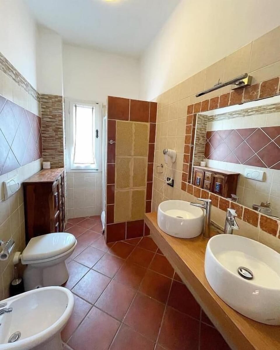 Suite, Sea View | Bathroom | Shower, free toiletries, hair dryer, towels