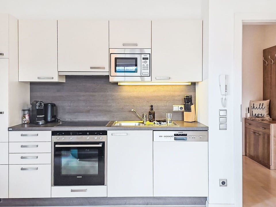 Kitchen Appliance, Kitchen, Countertop, Major Appliance, Furniture, Cabinetry, Interior Design, Wood, Flooring, Home Appliance
