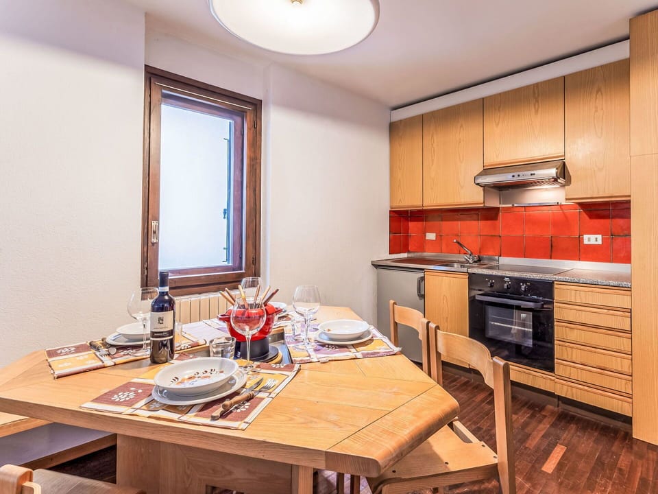 Wood, Interior Design, Apartment, Flooring, Floor, Ceiling, Room, Wood Stain, Hardwood, Wood Flooring