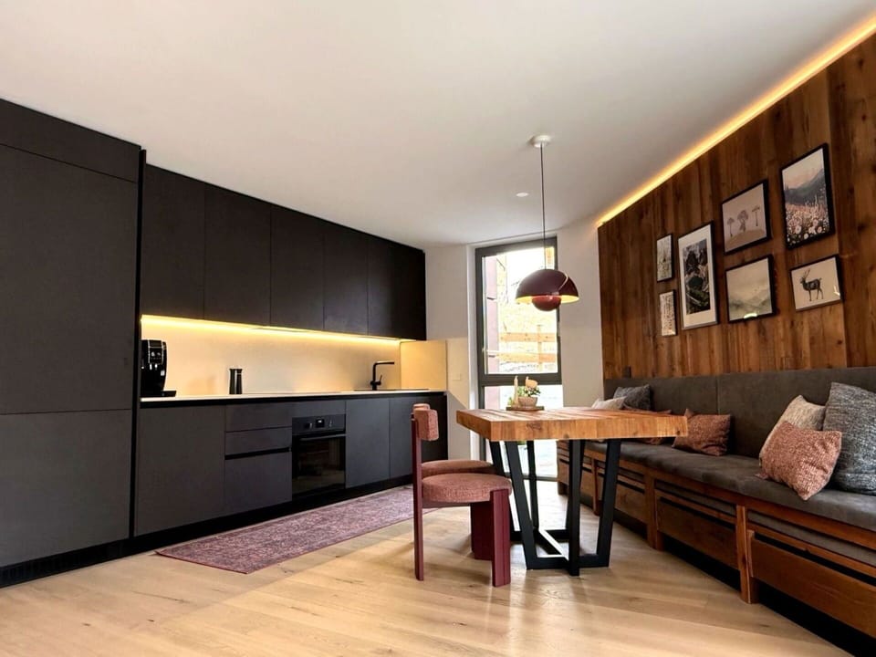 Furniture, Interior Design, Flooring, Floor, Wall, Wood, Wood Flooring, Table, Ceiling, Kitchen & Dining Room Table