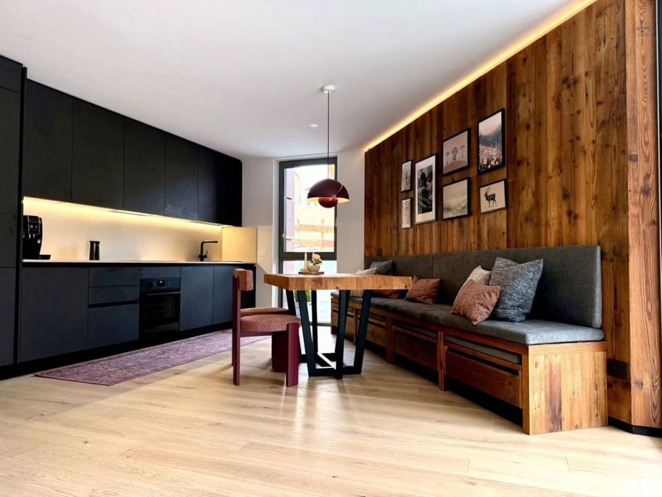 Furniture, Interior Design, Flooring, Floor, Wall, Wood, Wood Flooring, Table, Ceiling, Lighting