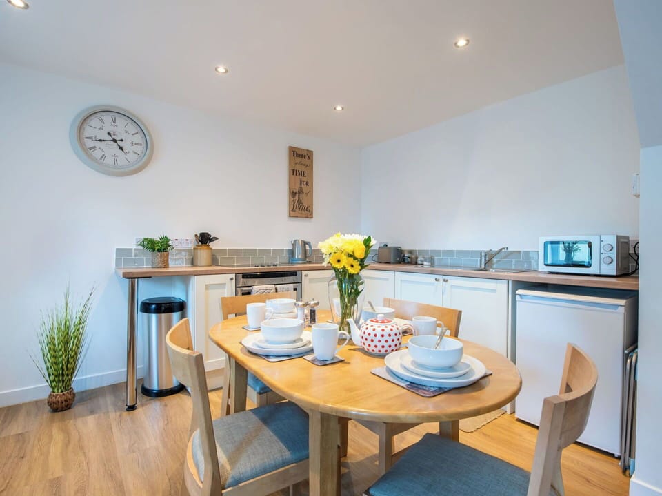 Building, Apartment, City, Residential Area, Architecture, Neighbourhood, Condominium, Metropolitan Area, Balcony