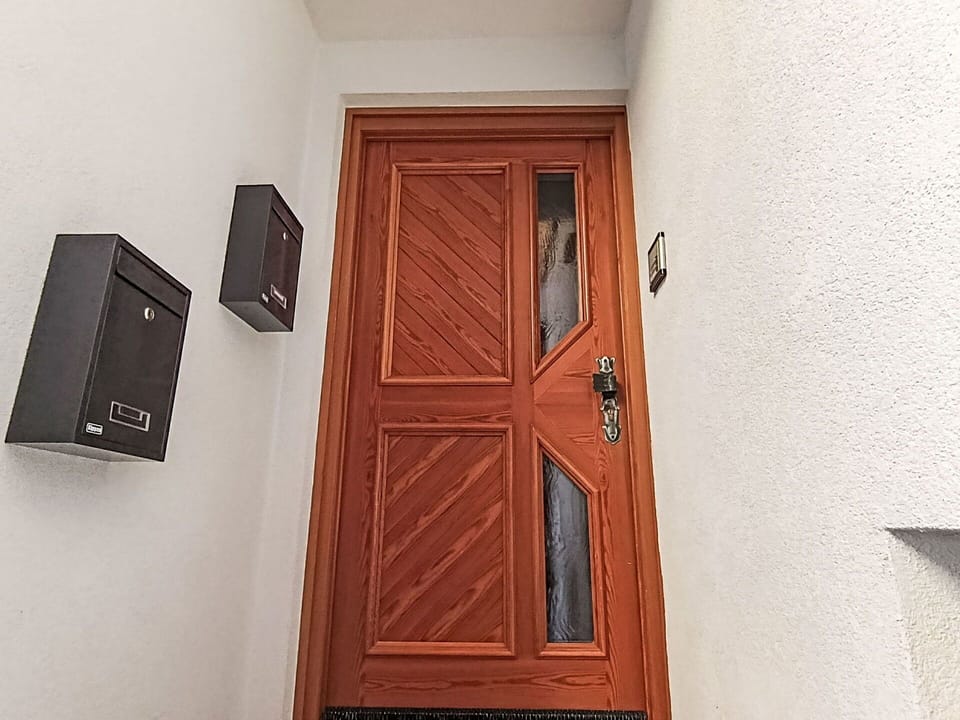 Wood, Home Door, Door, Hardwood, Wood Stain, Composite Material, Door Handle, Molding, Varnish