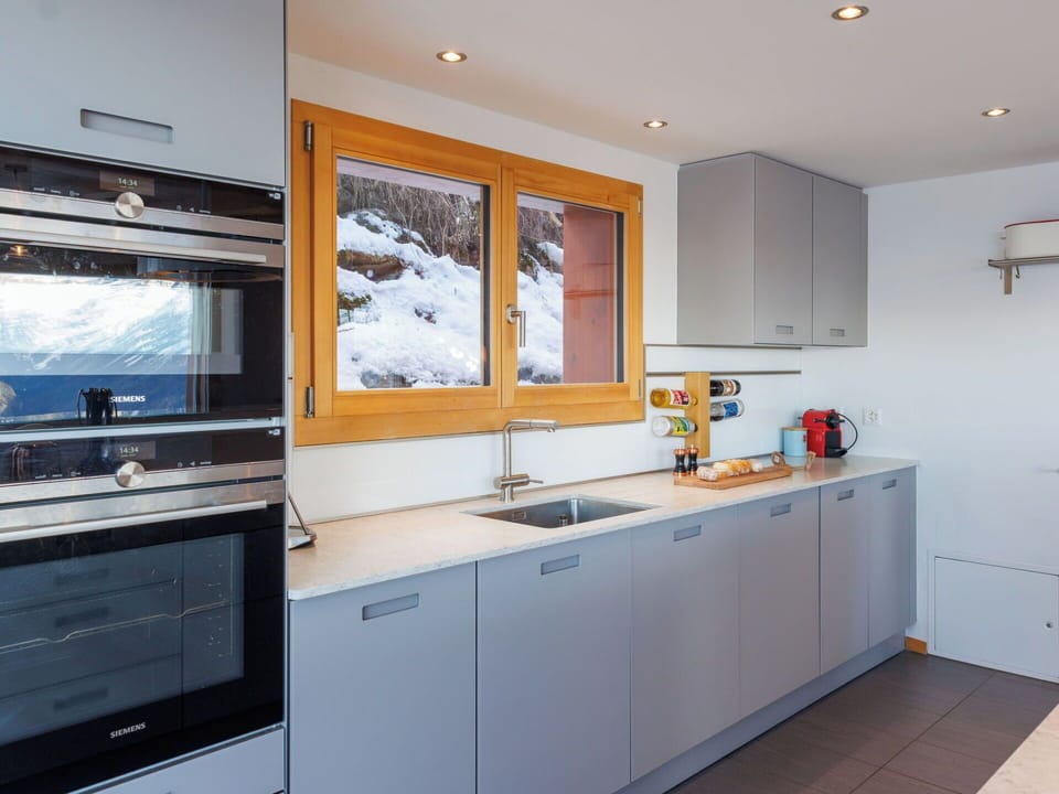 Kitchen, Kitchen Appliance, Countertop, Cabinetry, Major Appliance, Interior Design, Flooring, Home Appliance, Wood, Furniture