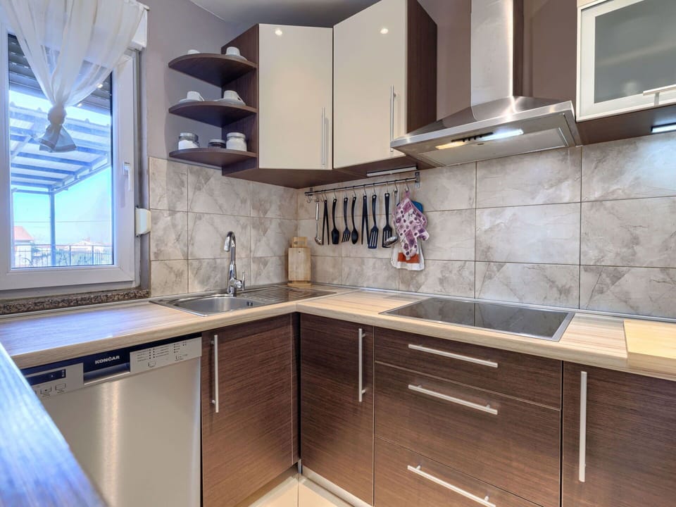 Kitchen, Kitchen Appliance, Countertop, Cabinetry, Major Appliance, Wood, Flooring, Interior Design, Furniture, Home Appliance