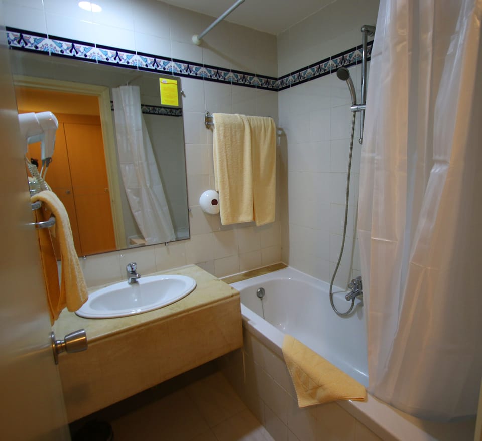Combined shower/tub, hair dryer, towels