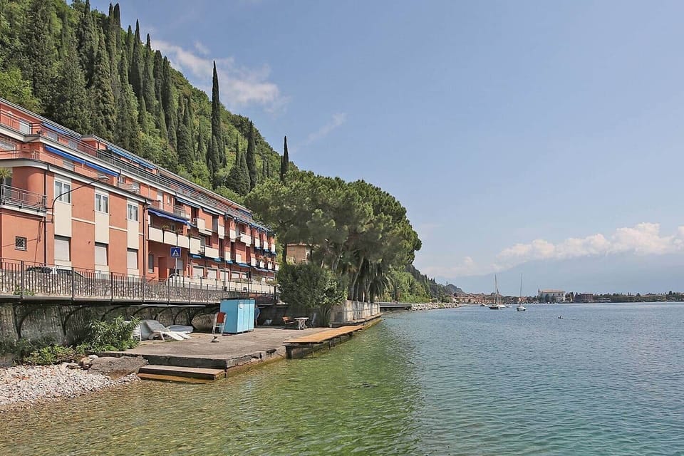 Esclusiva posizione fronte lago.  Exclusive location in front of Lake Garda.