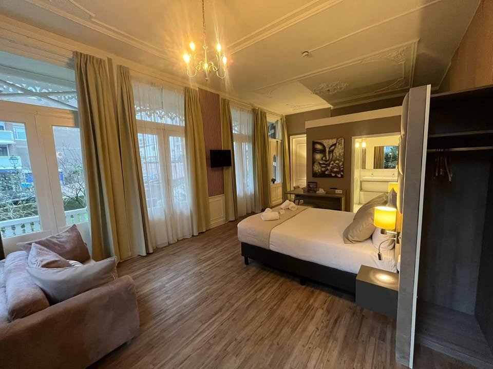 Suite Double | In-room safe, desk, laptop workspace, free WiFi
