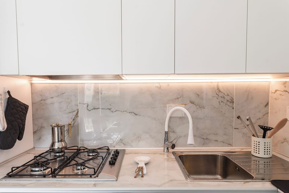 Fully fitted kitchen, dishwasher, oven, gas hobs