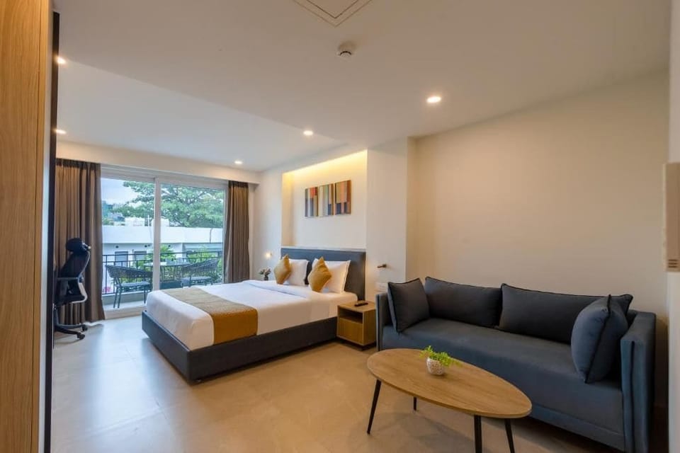 Premium Double Room, Balcony, City View | Interior