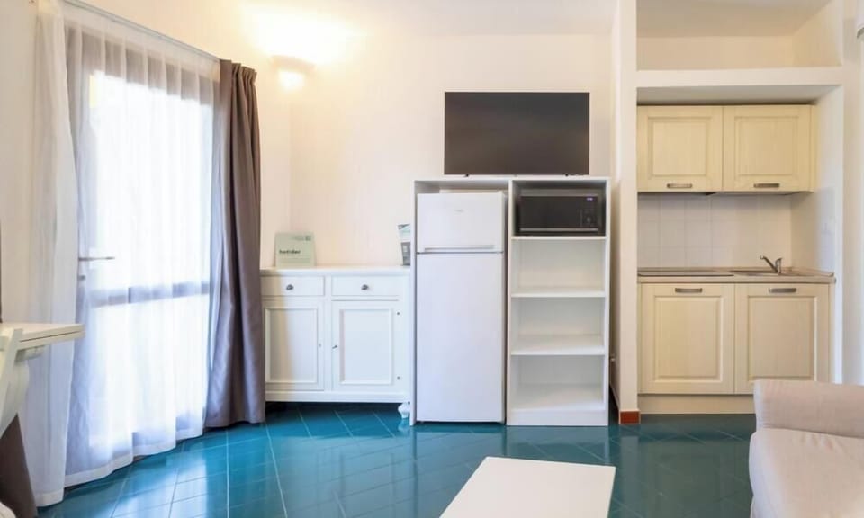 Comfort Apartment | Private kitchen | Fridge, microwave, cookware/dishes/utensils