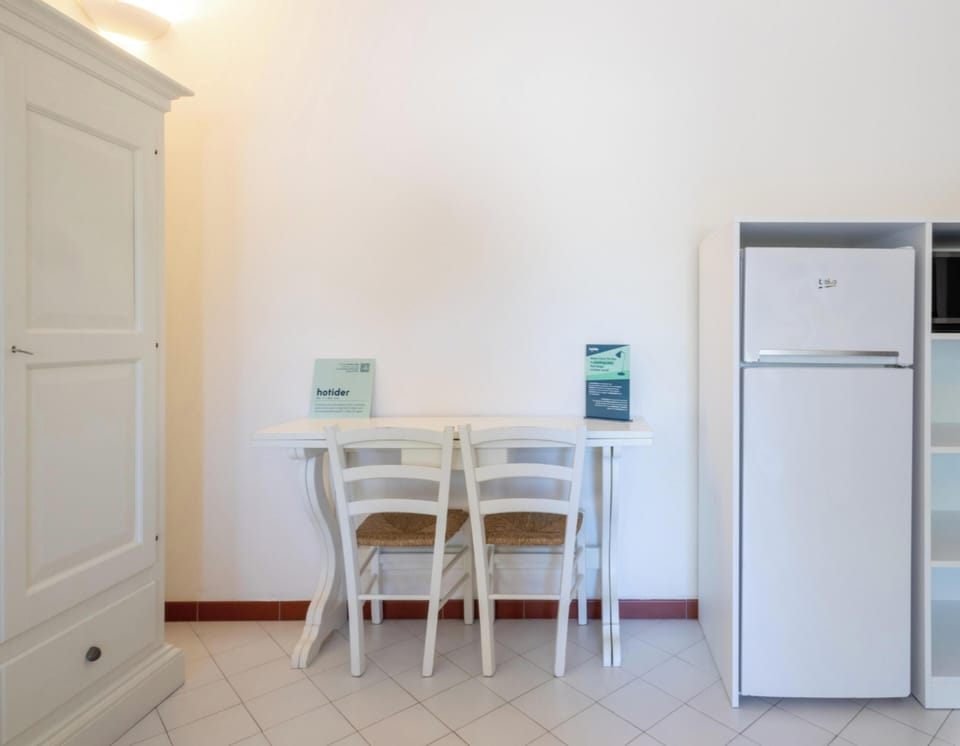 Classic Studio | Private kitchen | Fridge, microwave, cookware/dishes/utensils