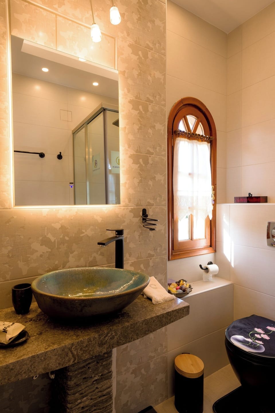 Deluxe Room, City View | Bathroom | Hair dryer, slippers, towels, soap