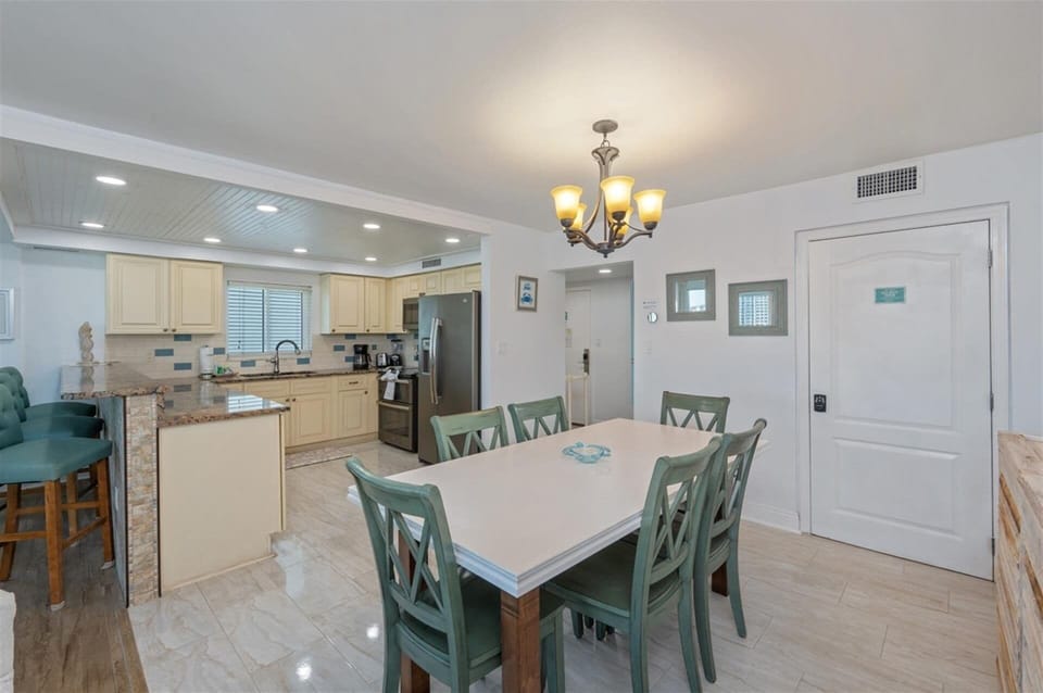 Condo, 3 Bedrooms | Dining