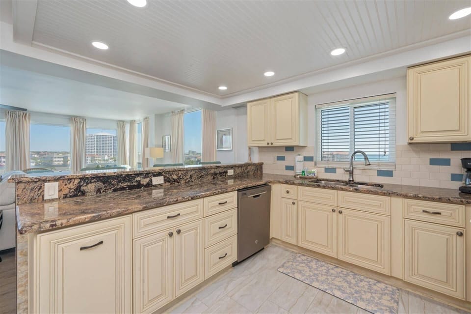 Condo, 3 Bedrooms | Private kitchen | Coffee/tea maker, fridge, oven, toaster