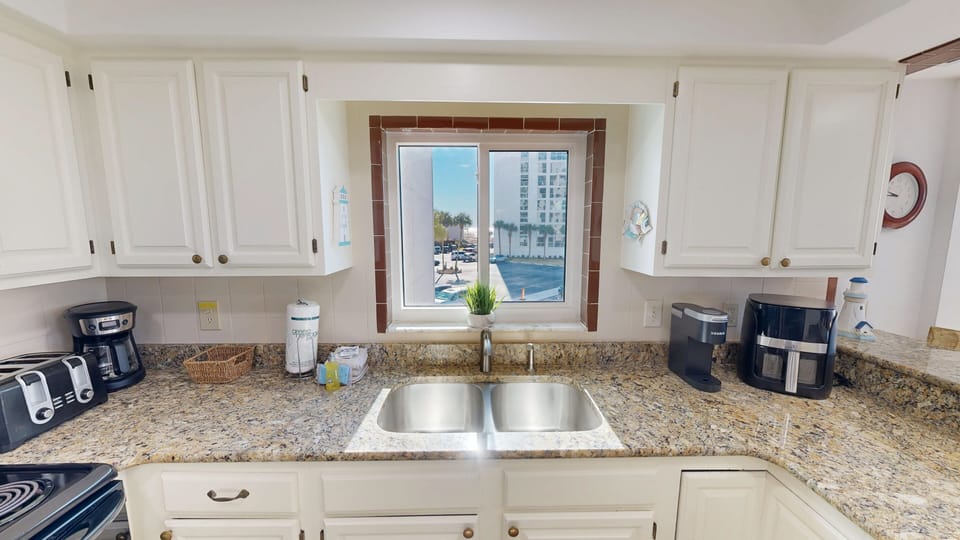 Condo, 3 Bedrooms | Private kitchen | Coffee/tea maker, fridge, oven, toaster