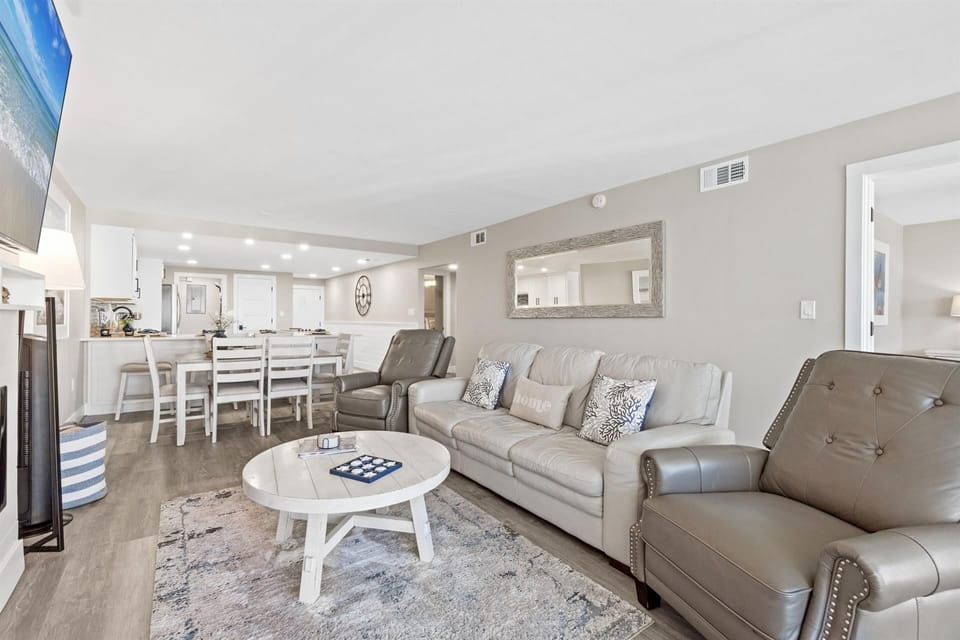 Condo, 2 Bedrooms | Living area | Smart TV