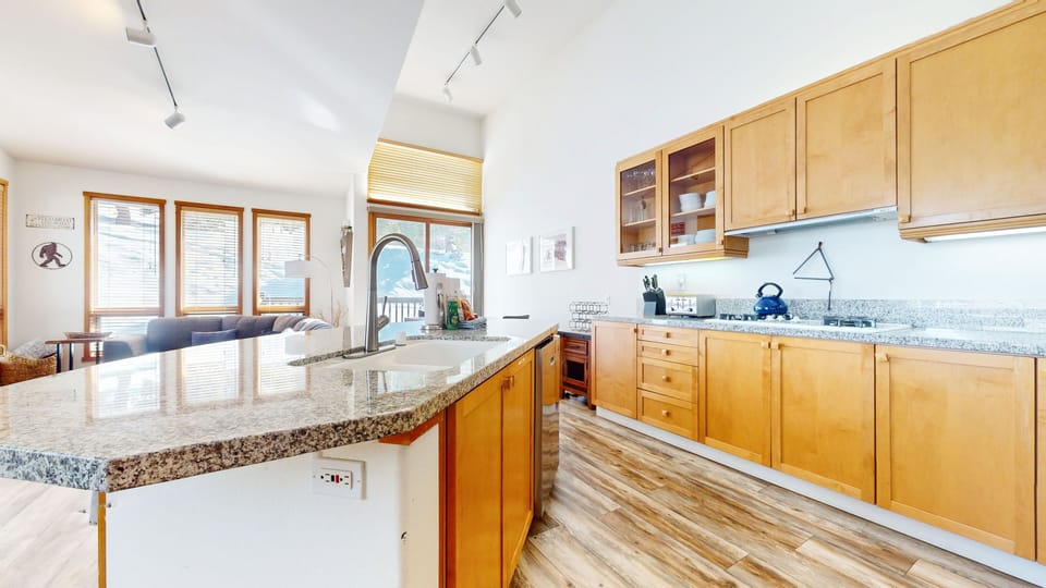 Condo, 3 Bedrooms | Interior
