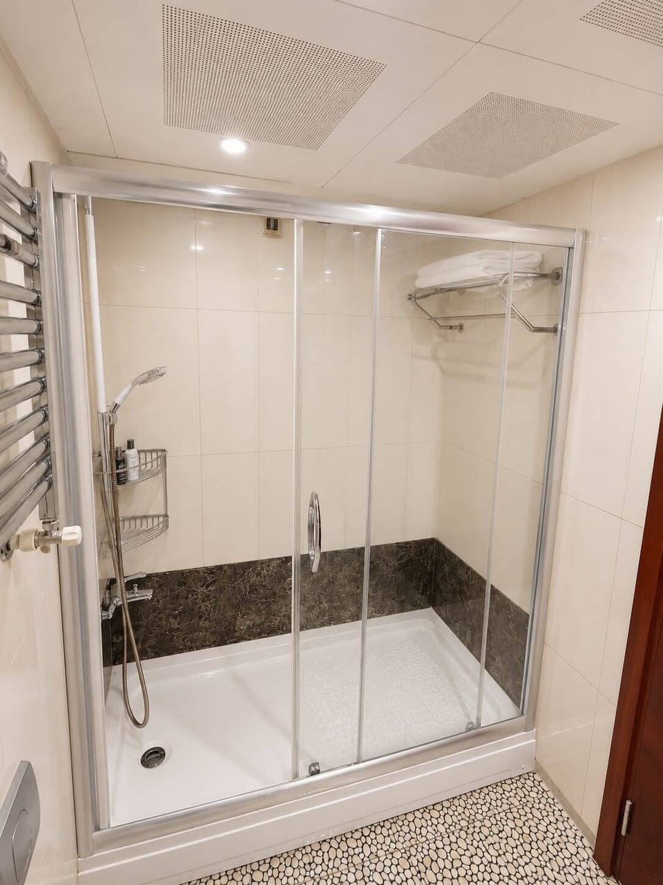 Combined shower/tub, jetted tub, free toiletries, hair dryer