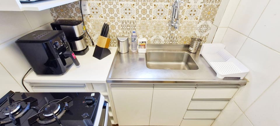 Basic Apartment | Private kitchen | Fridge, microwave, blender, cookware/dishes/utensils