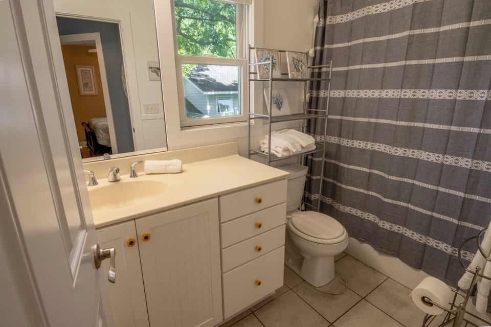 Second Level | Hall Bath