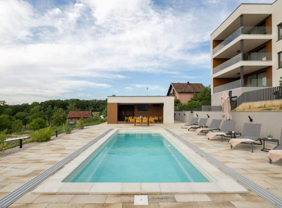 3 outdoor pools, a rooftop pool, sun loungers