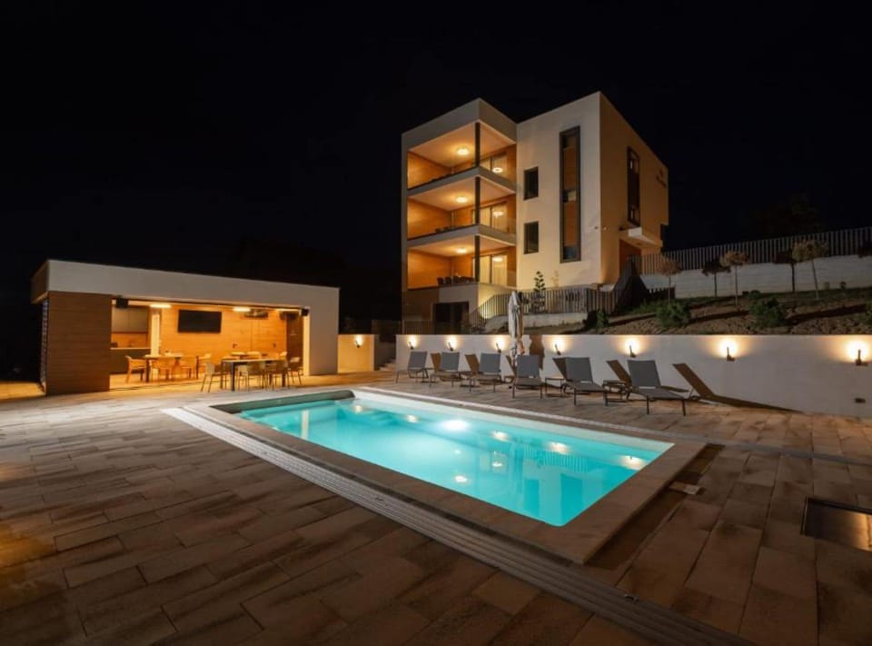 3 outdoor pools, a rooftop pool, sun loungers