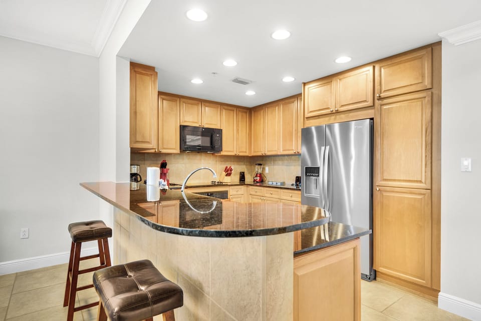 Eat-in kitchen bar seating