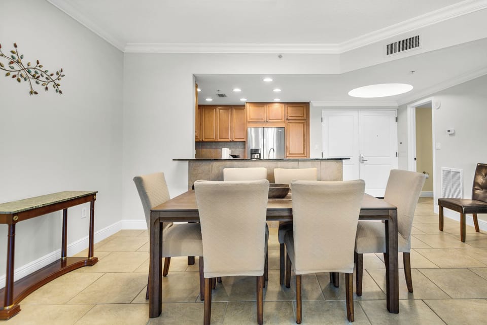 Seating for six at the dining table