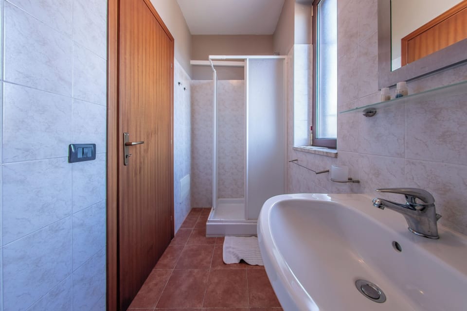 Triple Room | Bathroom | Shower, hair dryer, bidet, towels