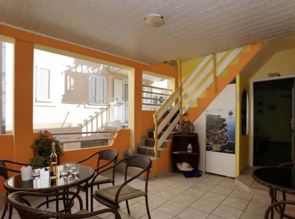 Apartment (Classic One Bedroom Apartment) | Dining room