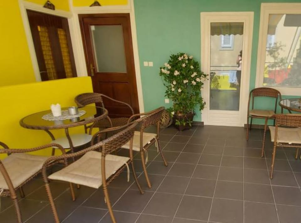 Apartment (Comfort One Bedroom Apartment) | Dining room