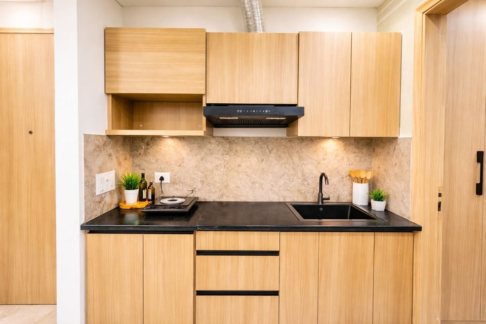 Deluxe Studio Suite | Private kitchen | Mini-fridge, microwave, dishwasher, cookware/dishes/utensils