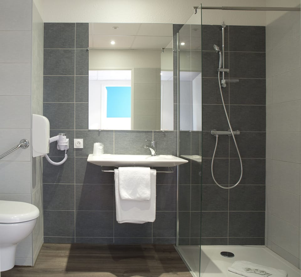 Quadruple Room | Bathroom | Shower, free toiletries, hair dryer, towels