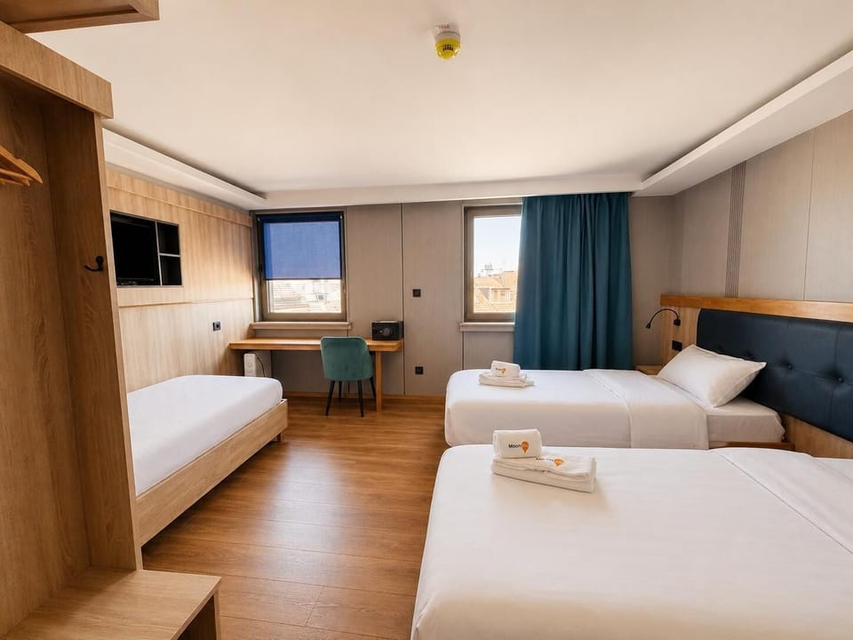 Comfort Triple Room | In-room safe, desk, blackout drapes, free WiFi