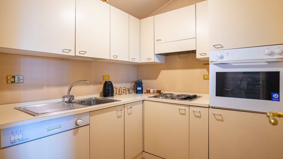 Apartment, City View | Private kitchen
