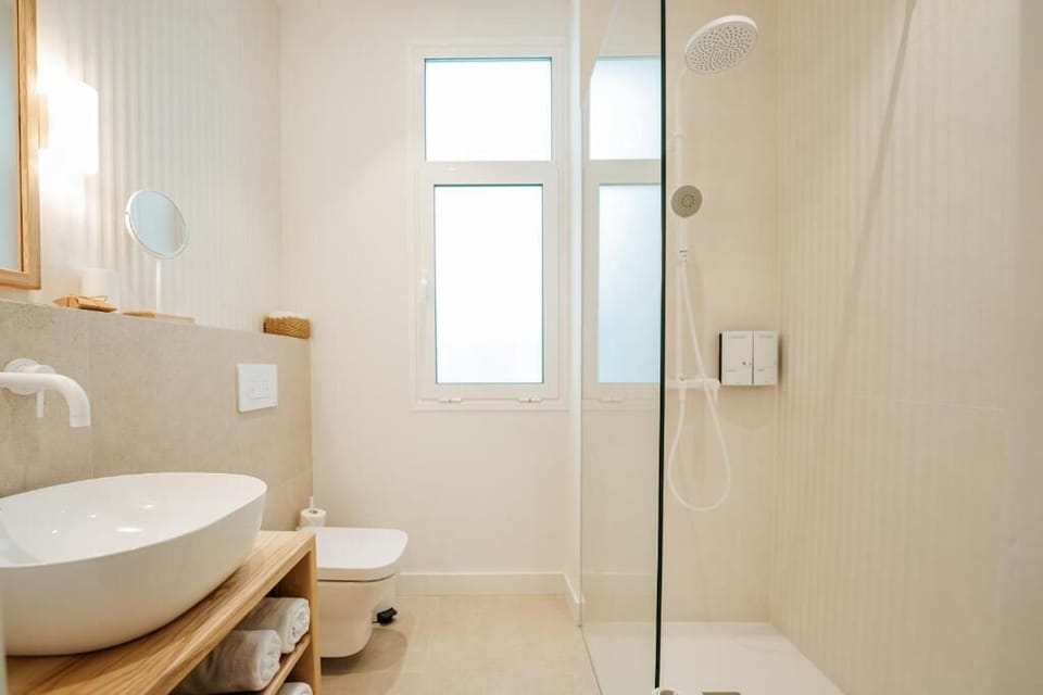 Shower, free toiletries, hair dryer, bidet