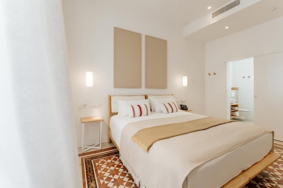 Superior Double Room | In-room safe, desk, soundproofing, iron/ironing board