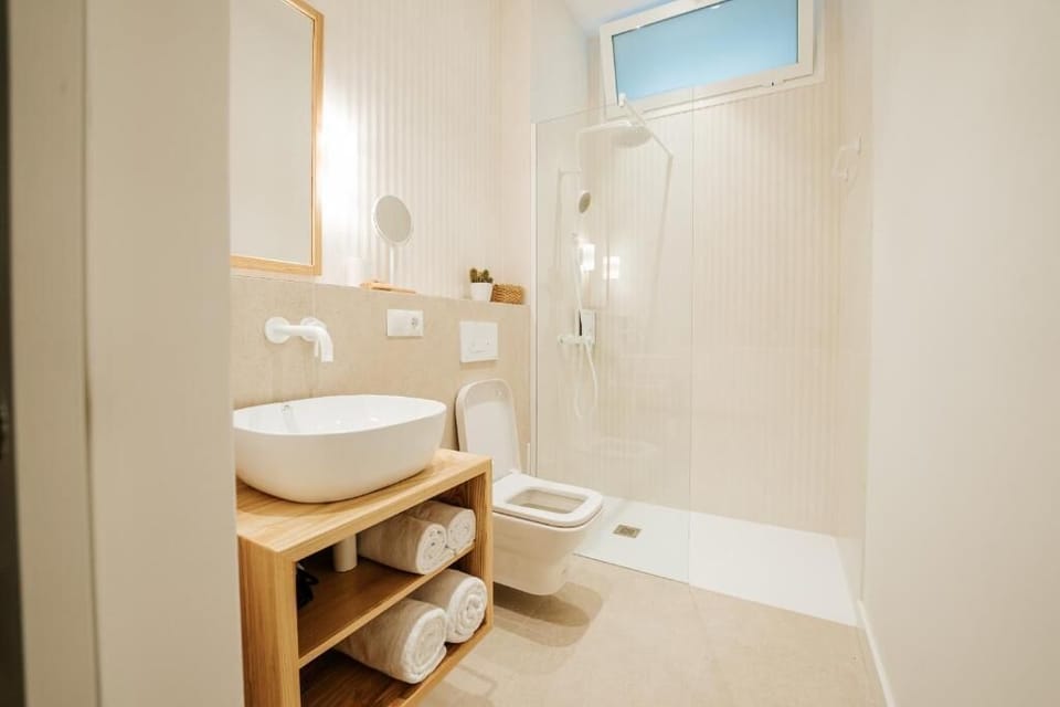 Economy Double Room | Bathroom | Shower, free toiletries, hair dryer, bidet