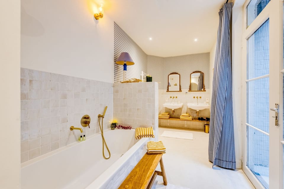Deluxe Double Room, Courtyard View | Bathroom | Hair dryer, towels, soap, shampoo