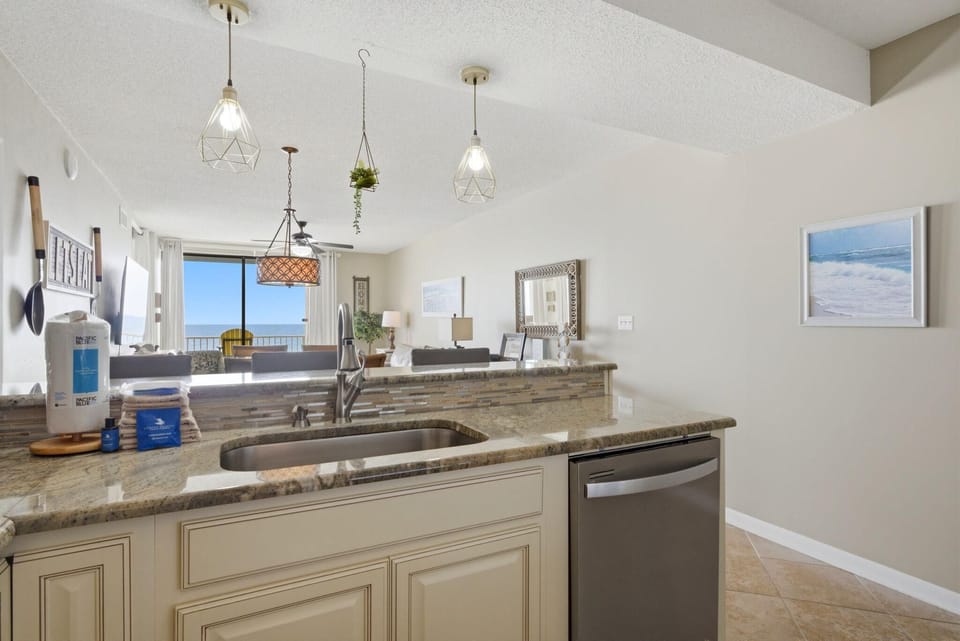 Condo, Multiple Beds (Shoalwater 405) | Private kitchen