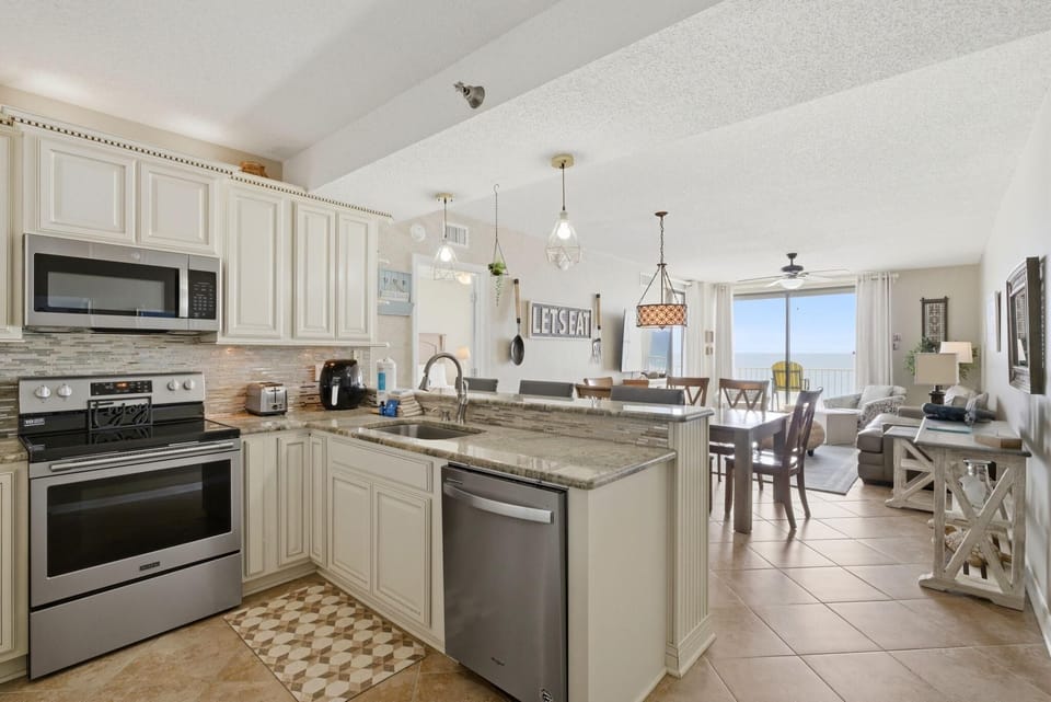 Condo, Multiple Beds (Shoalwater 405) | Private kitchen