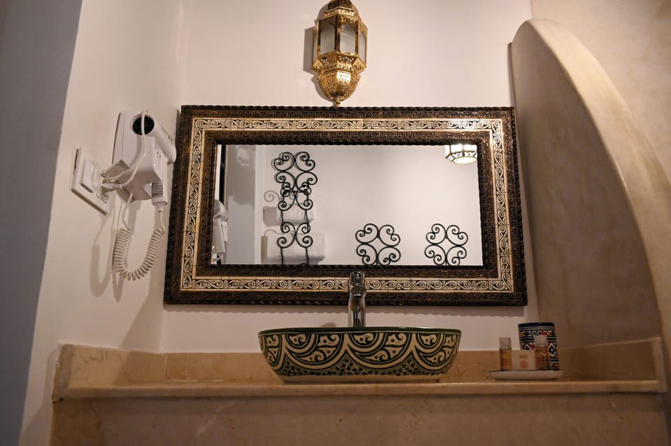 Junior Suite | Bathroom | Shower, hair dryer, bidet, towels