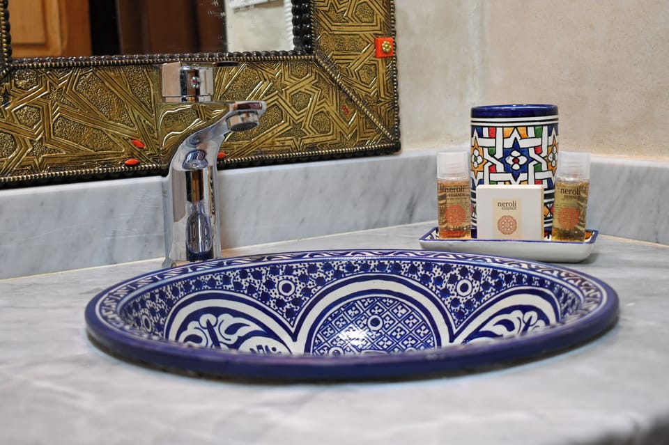 Deluxe Double Room, Courtyard View | Bathroom | Shower, hair dryer, bidet, towels