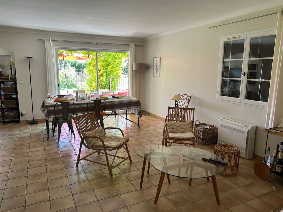 Holiday rental in Mouriès, Alpilles, Air-conditioned villa fenced pool and living-room for rent, fully equipped and offering all comforts. Online booking with Plaisirs & Maisons de Provence.