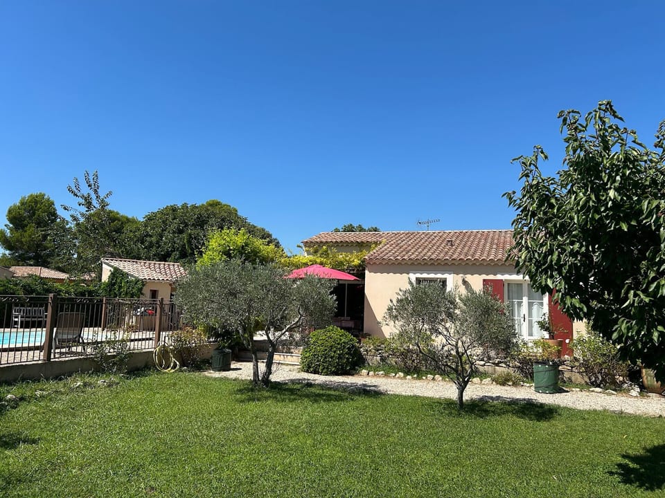Holiday rental in Mouriès, Alpilles, Air-conditioned villa fenced pool and garden for rent, fully equipped and offering all comforts. Online booking with Plaisirs & Maisons de Provence.