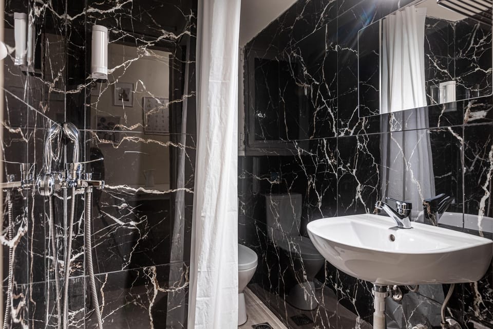 Apartment | Bathroom | Shower, hair dryer, towels, soap